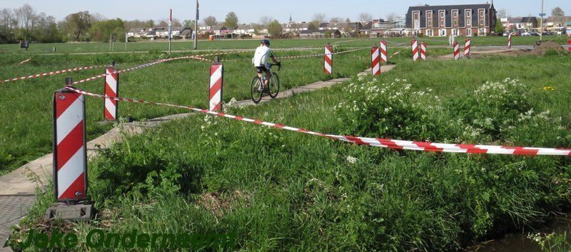 Krommesteeg aantal weken afgesloten maar noodfietspad aangelegd.