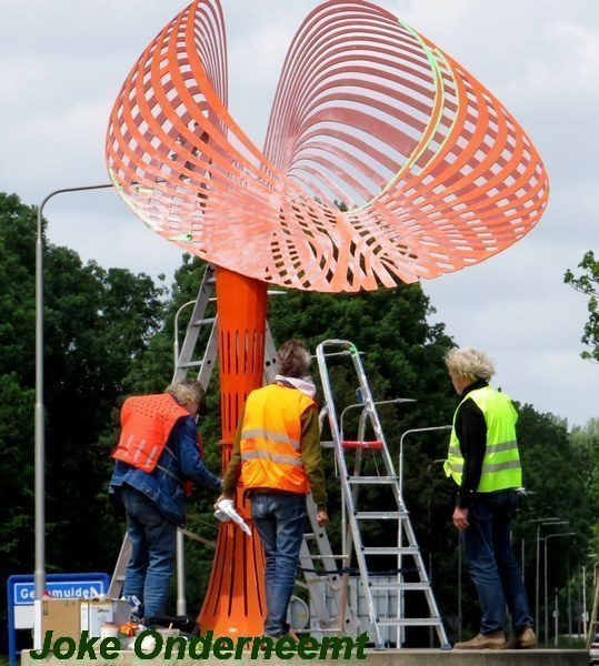 Kunstenaar Ron van de Ven geeft diepgang aan zijn eigen kunstwerk op de rotonde.