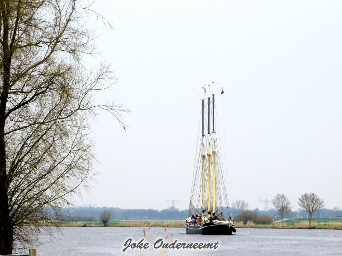 Zeilschip de  Brandaris verlaat Genemuiden weer