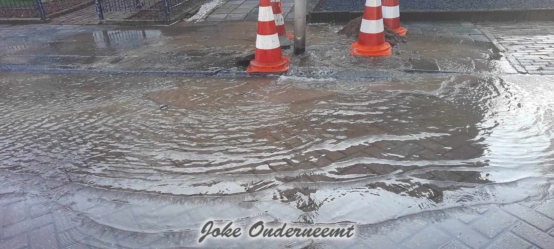 Waterleiding gesprongen Dr Baxstraat / Irenestraat