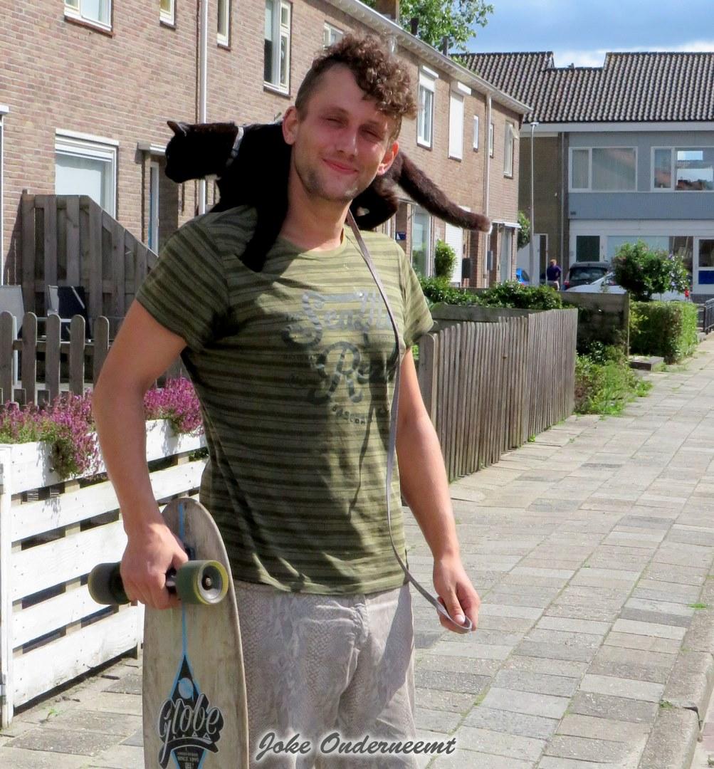 Bjorn reist met kat in zijn nek door vele landen