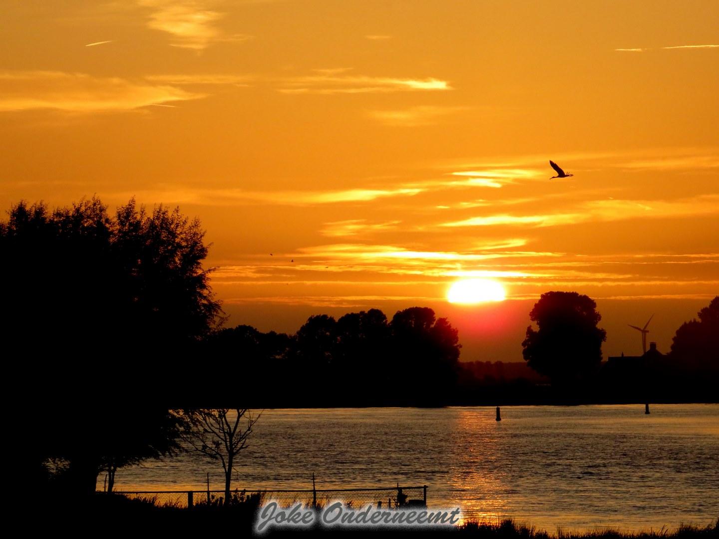 De ondergaande zon zaterdagavond