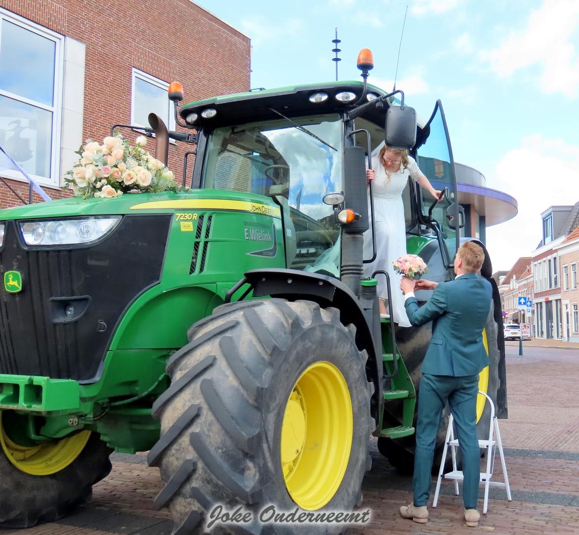 Bruidspaar op de tractor naar ’t Olde Stadhuus (met filmpje)