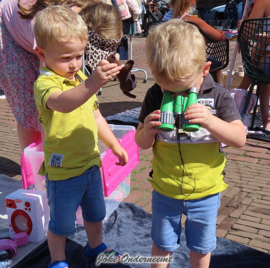 Warme kinderrommelmarkt onder de parasol