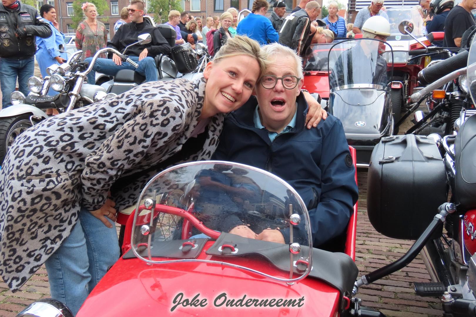 Bewoners van woongroepen weg op ronkende motoren en trike’s ( onder de foto’s staat het filmpje)