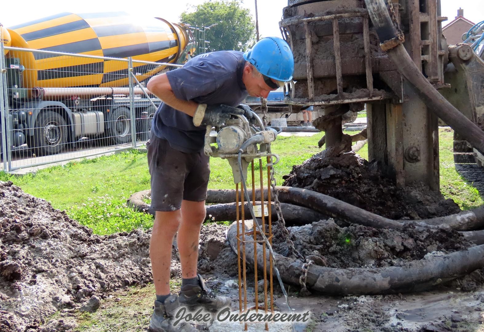 Alle 140 palen zijn de grond ingedraaid aan de Mr Steenbergenstraat !