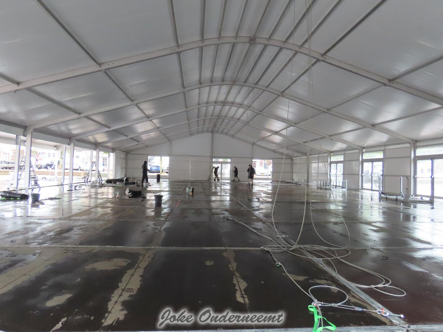 Een super gave tent wordt neergezet van vijftig bij twintig vierkante meter maar liefst!