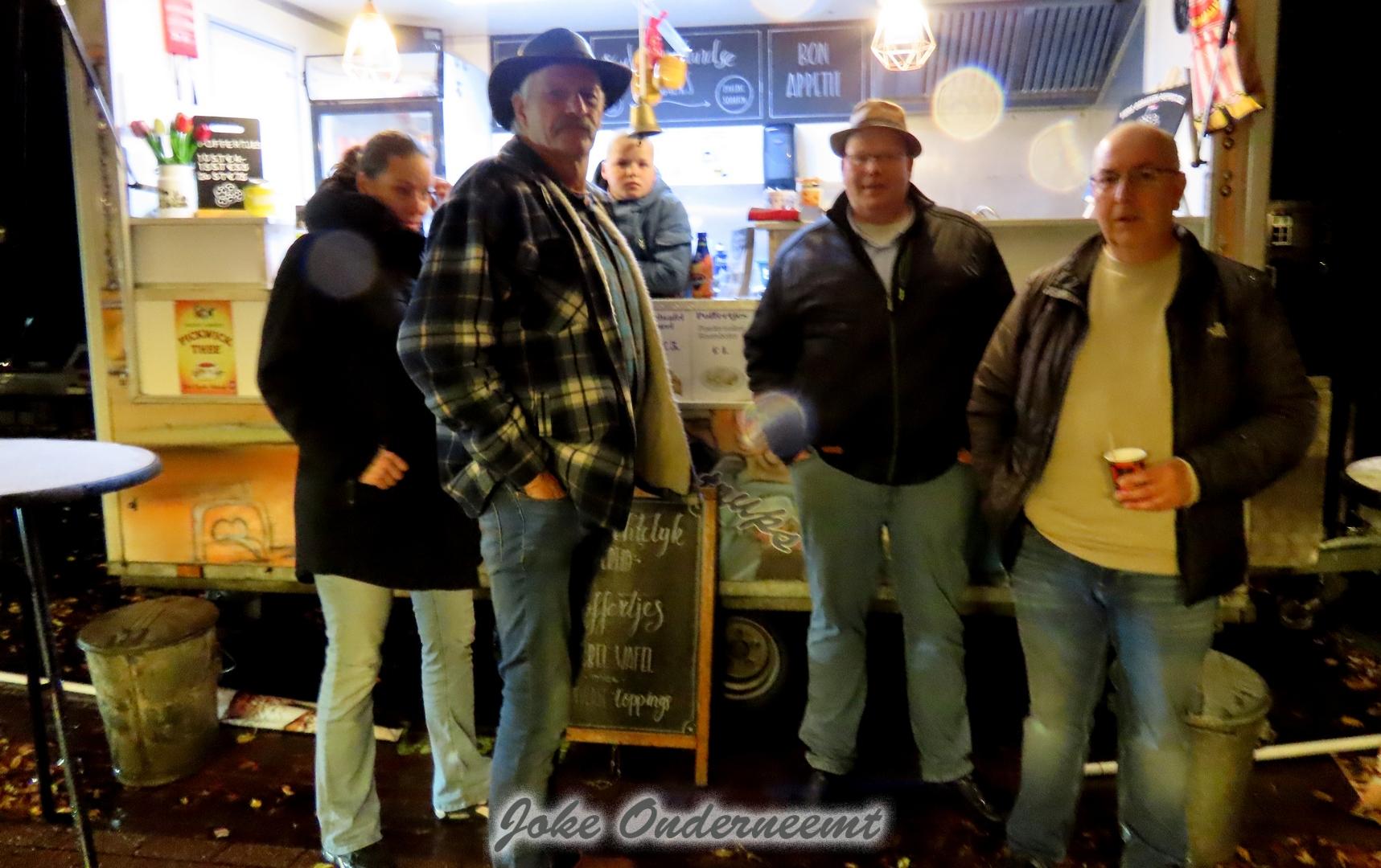 Petje af ( en paraplu op) voor alle marktkooplui vanmorgen!