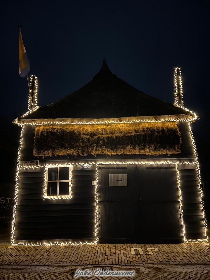 Mooi verlichte hooiberg op de achterweg..